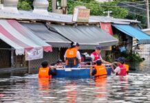 ทรู เกาะติดเขื่อนเจ้าพระยาระบายน้ำ เฝ้าระวังเพิ่ม 11 จังหวัด ลงพื้นที่เคียงข้างชาวแฟลตคลองจั่น ส่งวิศวกรลุยน้ำท่วมนำเครื่องปั่นไฟเสริมการสื่อสารท่ามกลางวิกฤต
